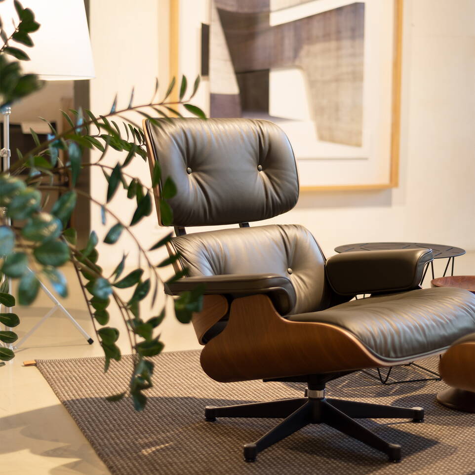 Zoom: Vitra LOUNGE CHAIR